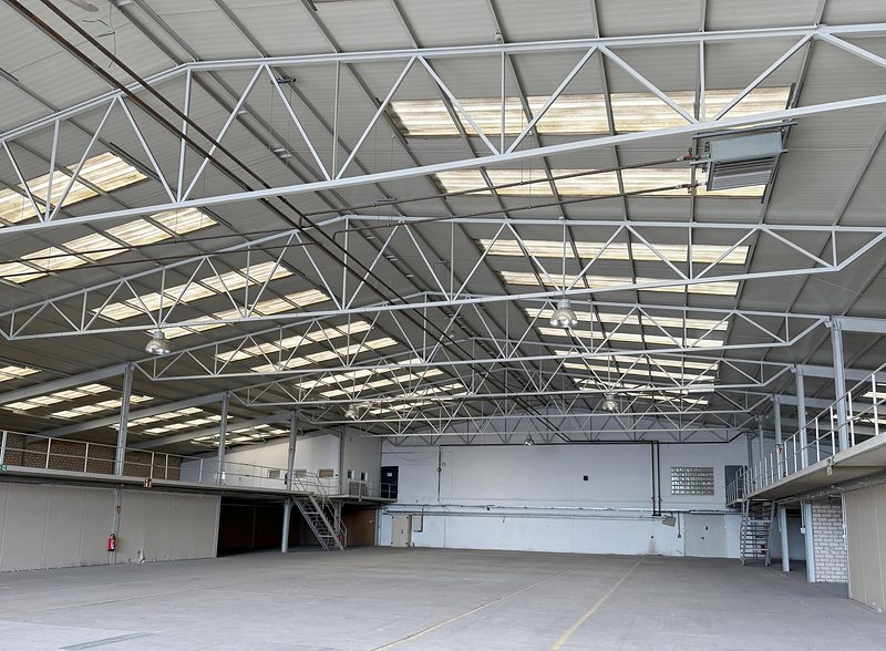 Die leere Halle innen mit Emporen